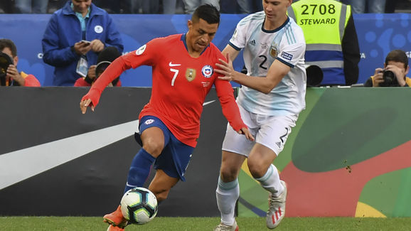 爱游戏体育-关于阿贾克斯训练开放日；最后时刻状态回暖引观众欢呼；美洲杯在即；数据层面出现新趋势的信息